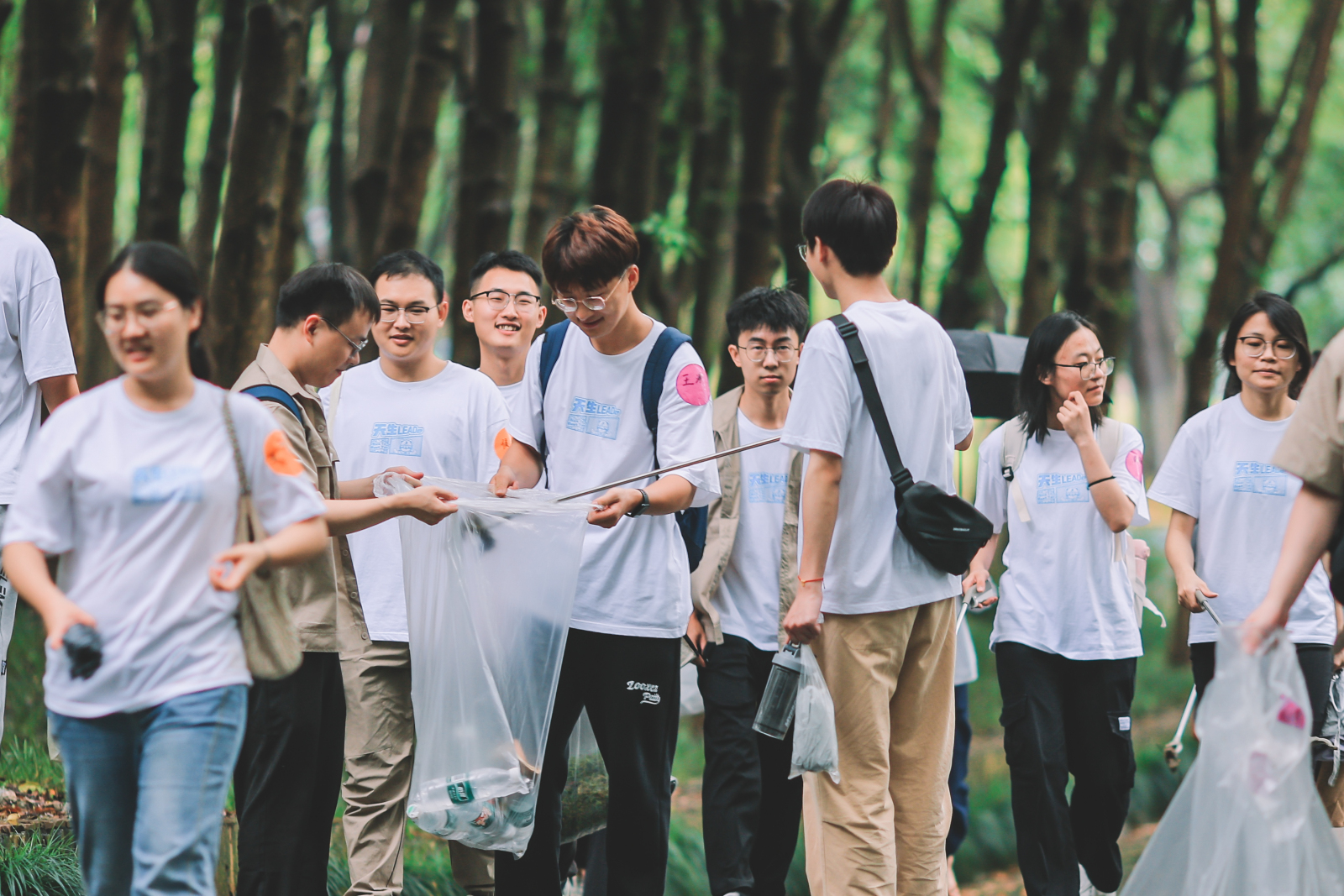 /uploads/image/2024/07/19/1721354246333467/捡垃圾3.jpg 捡垃圾3.jpg